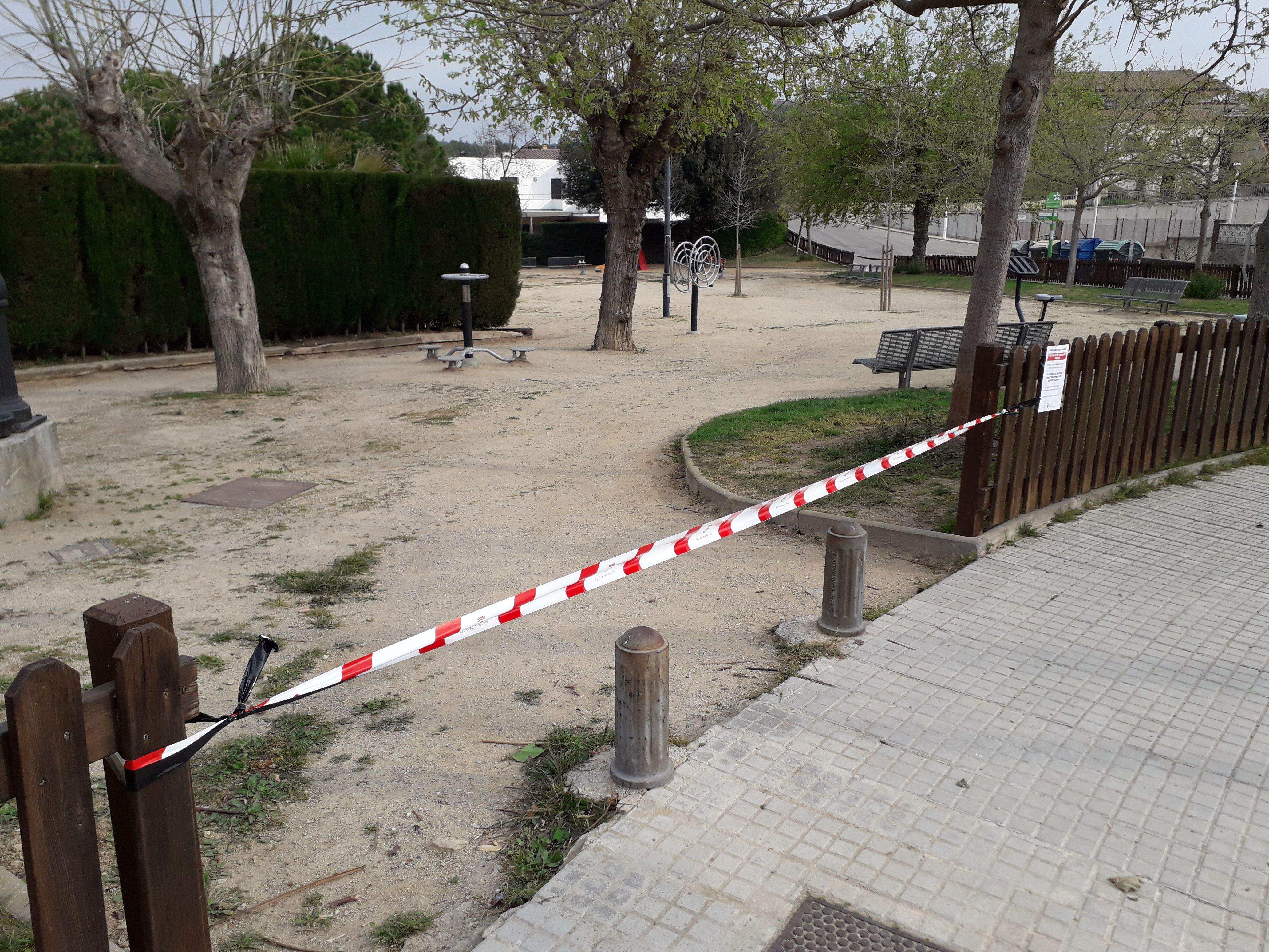 Parc infantil de Rubí precintat per l'Ajuntament com a mesura de prevenció enfront el coronavirus. FOTO: Redacció Parc infantil de Rubí precintat per l'Ajuntament com a mesura de prevenció enfront el coronavirus. FOTO: Redacció