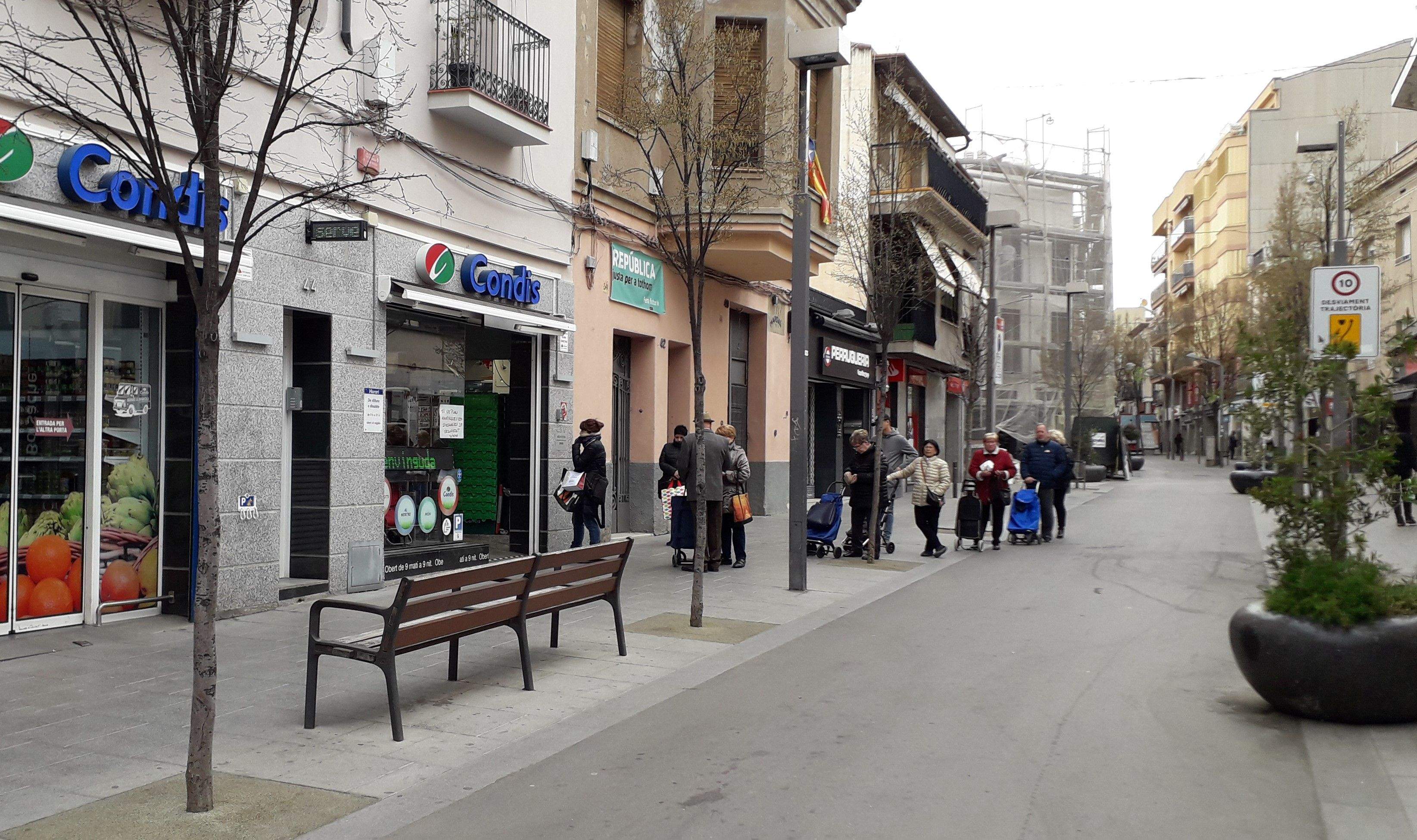 Cues a l'entrada del Condis Mariona en el primer dia laborable a Rubí després de decretar-se l'estat d'alarma. FOTO: Redacció