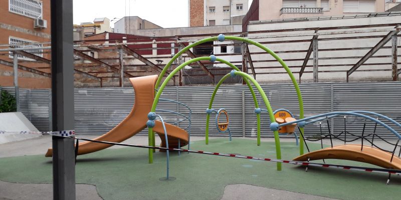 Parc infantil precintat a la plaça Salador Allende. FOTO: Redacció