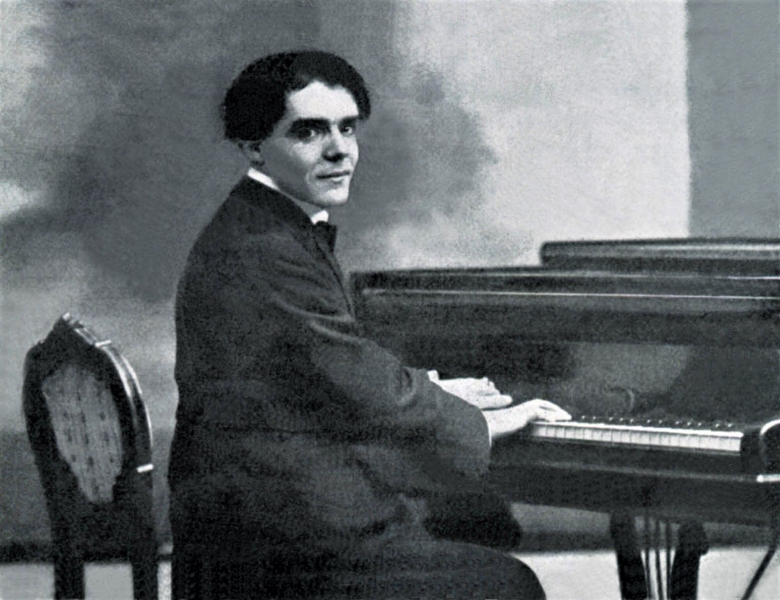 La imatge mostra al jove pianista i compositor Josep Sentís i Porta davant del piano. FOTO: Fons Marroyo