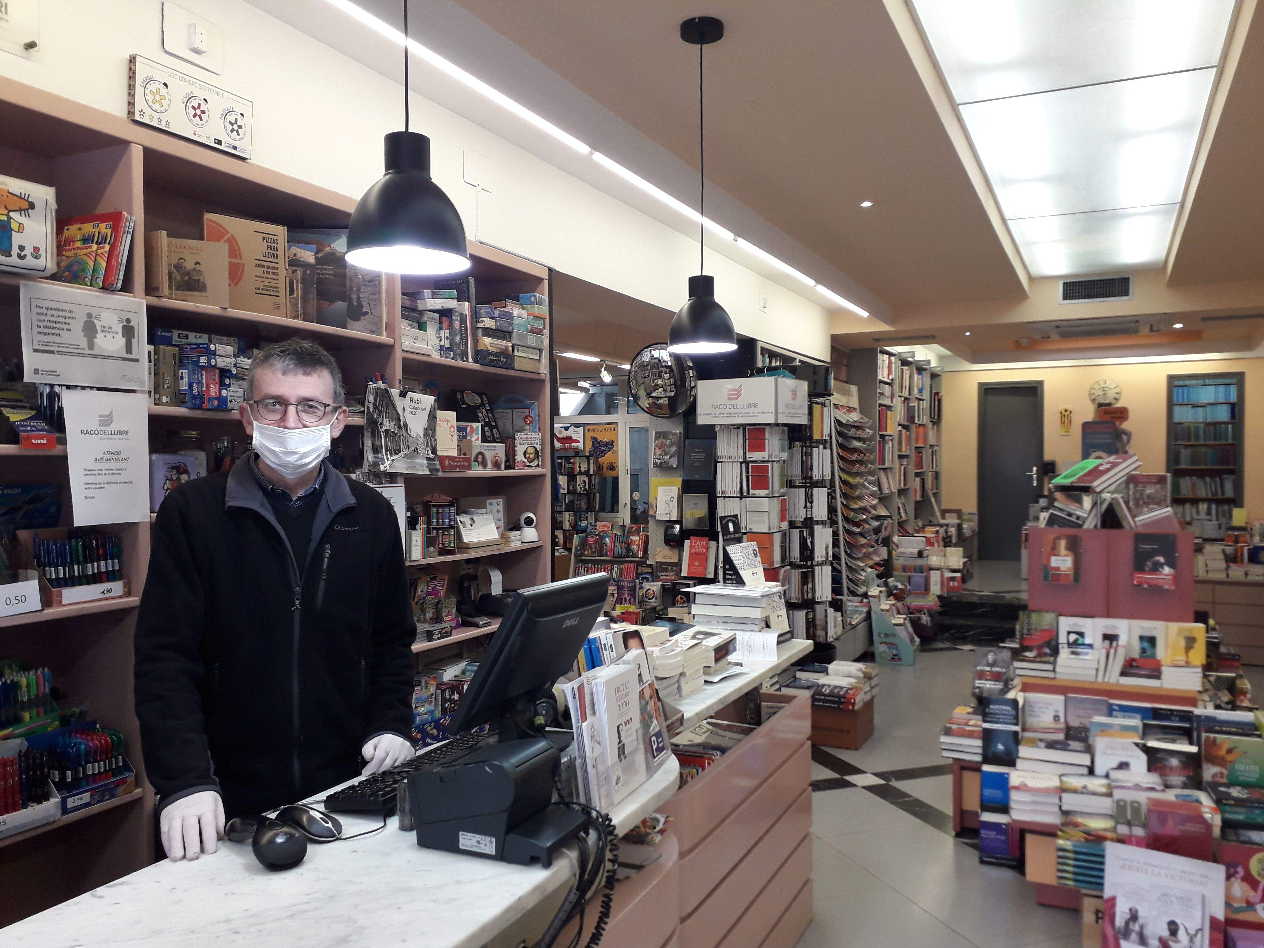 L'Enric Pallarès, a la seva botiga de Rubí, El racó del llibre. FOTO: Redacció