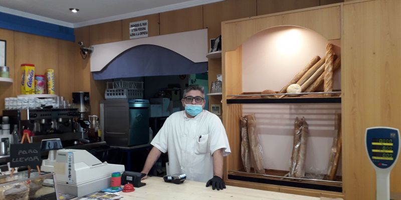 El propietari de la cafeteria i pastisseria Méndez. FOTO: Redacció