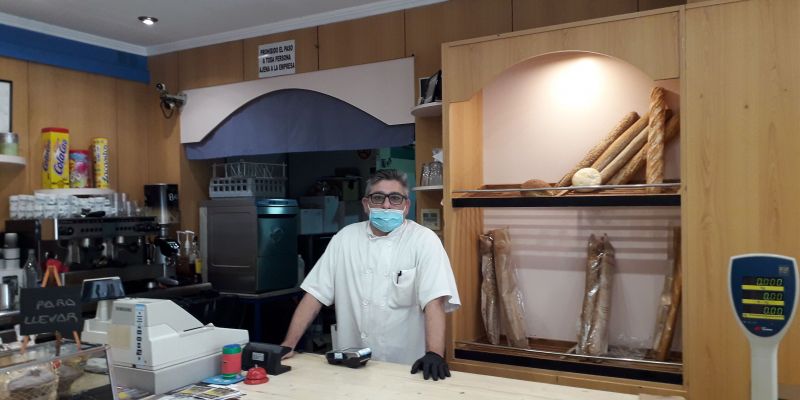 El propietari de la cafeteria i pastisseria Méndez. FOTO: Redacció El propietari de la cafeteria i pastisseria Méndez. FOTO: Redacció