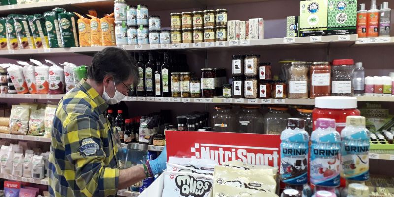 El propietari de la botiga d'alimentació ecològica Sentits de vida. FOTO: Redacció El propietari de la botiga d'alimentació ecològica Sentits de vida. FOTO: Redacció