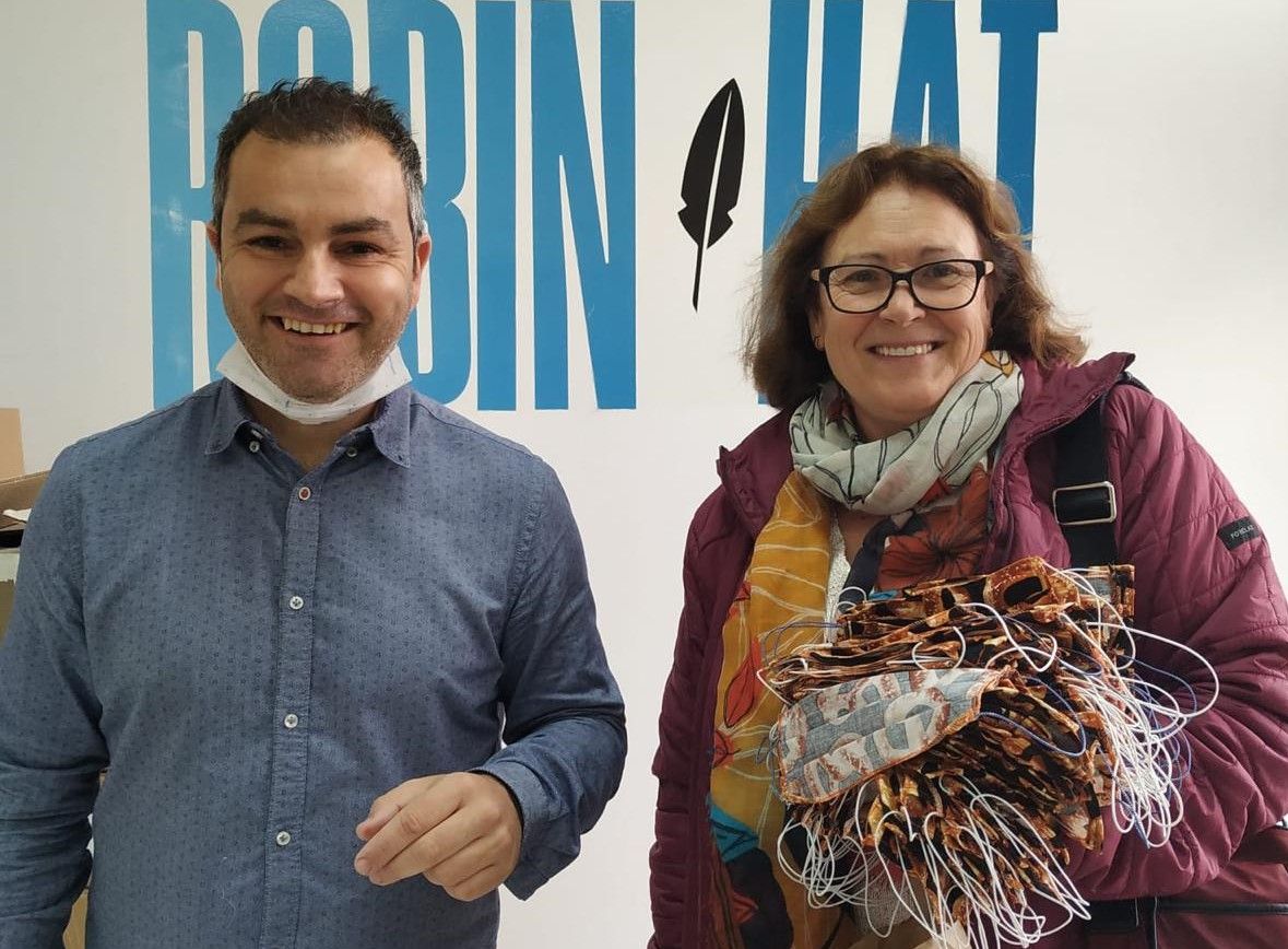 El fundador de Robin Hat, Xavir Garrido, amb una voluntària. FOTO: Cedida El fundador de Robin Hat, Xavir Garrido, amb una voluntària. FOTO: Cedida