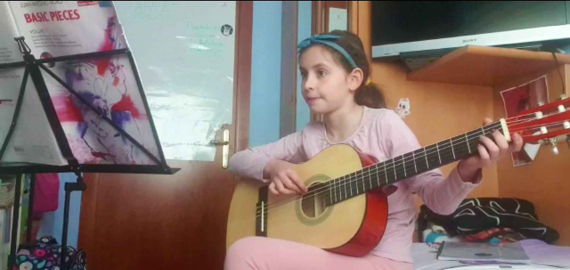 L'Ana María tocant guitarra en la campanya #totsacasa