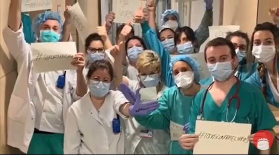 Sanitaris de la Mútua de Terrassa agraïnt el suport de la ciutadania. FOTO: Hospital Universitari Mútua de Terrassa 