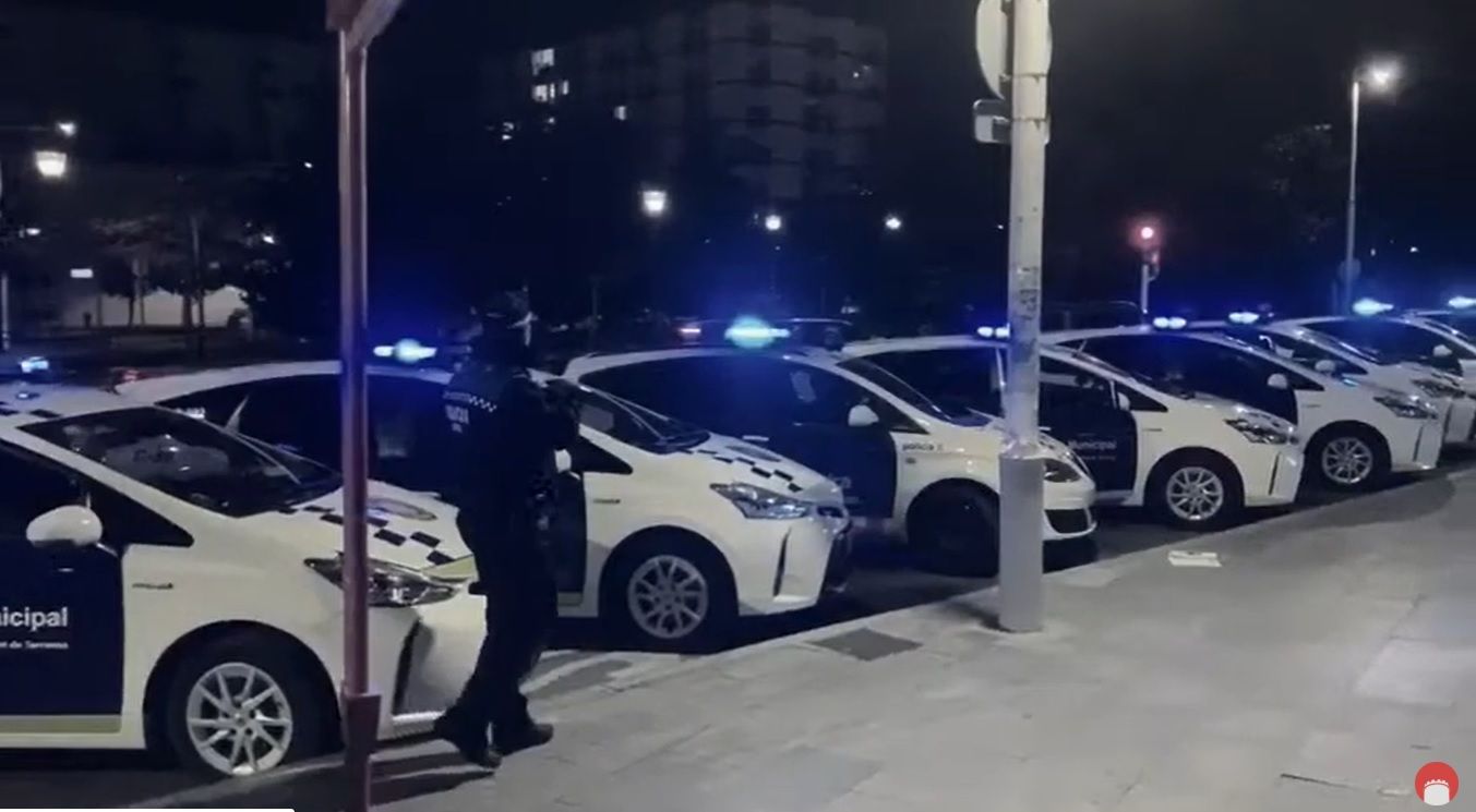 Homenatge de la Policia Municipal de Terrassa als professionals sanitaris. FOTO: Redacció
