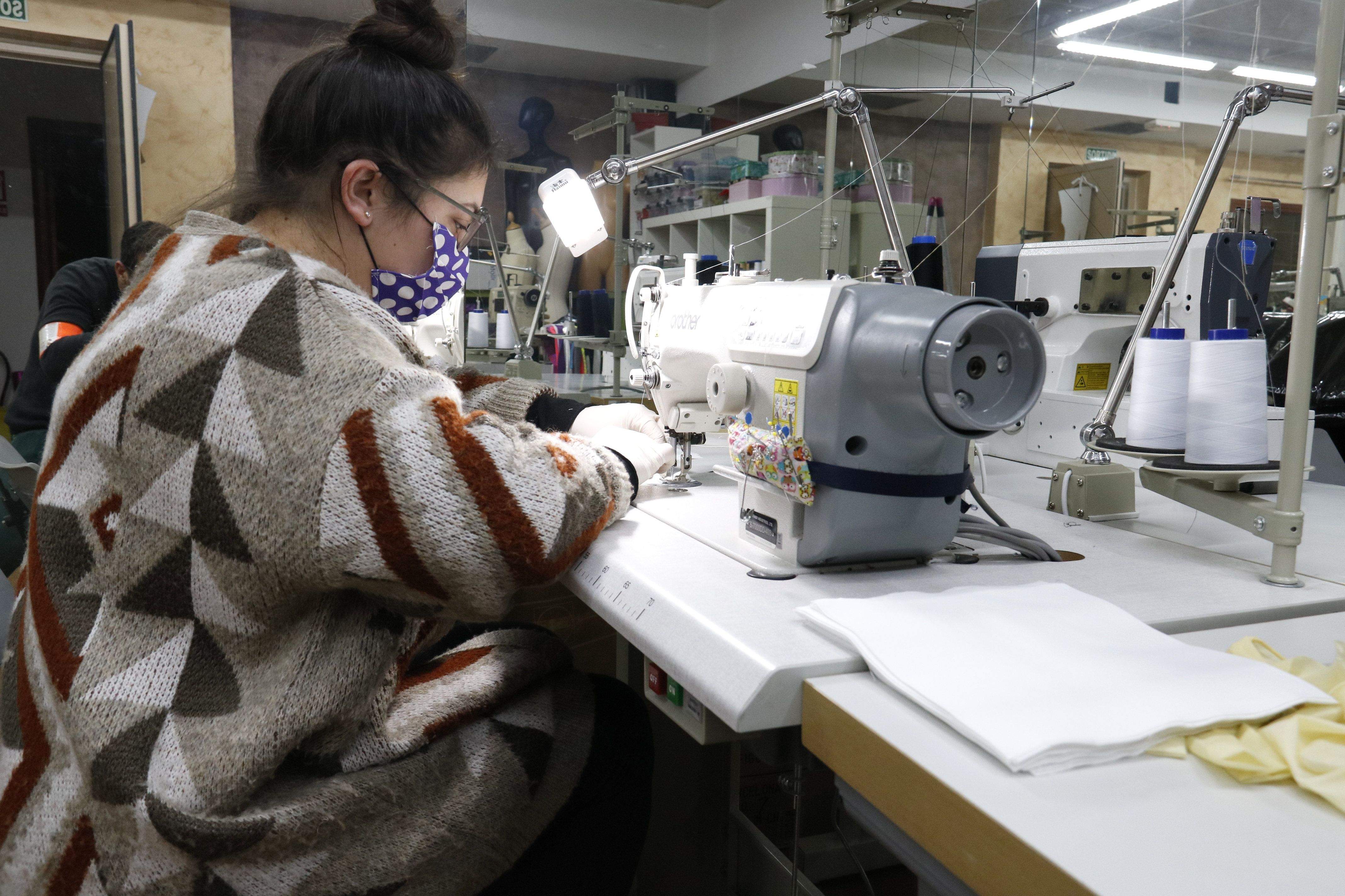 Una de les voluntàries de Sant Feliu de Guíxols cosint les mascaretes. FOTO: ACN