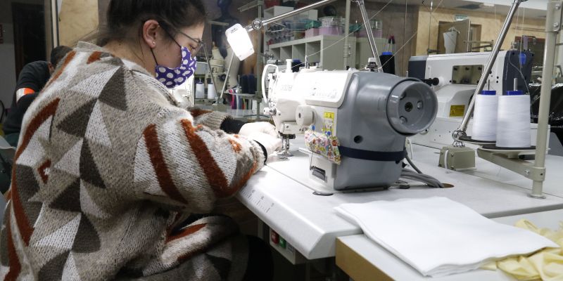 Una de les voluntàries de Sant Feliu de Guíxols cosint les mascaretes. FOTO: ACN