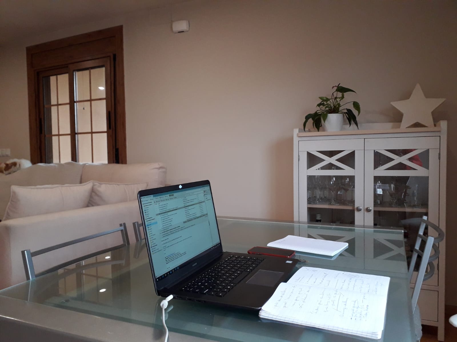 EL govern espanyol estudia un permís retribuït per als pares amb fills en quarentena . FOTO: Redacció