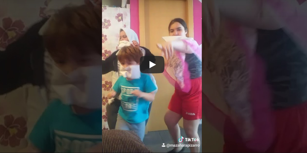 Divertit vídeo d'una família de Rubí animant el confinament des de casa