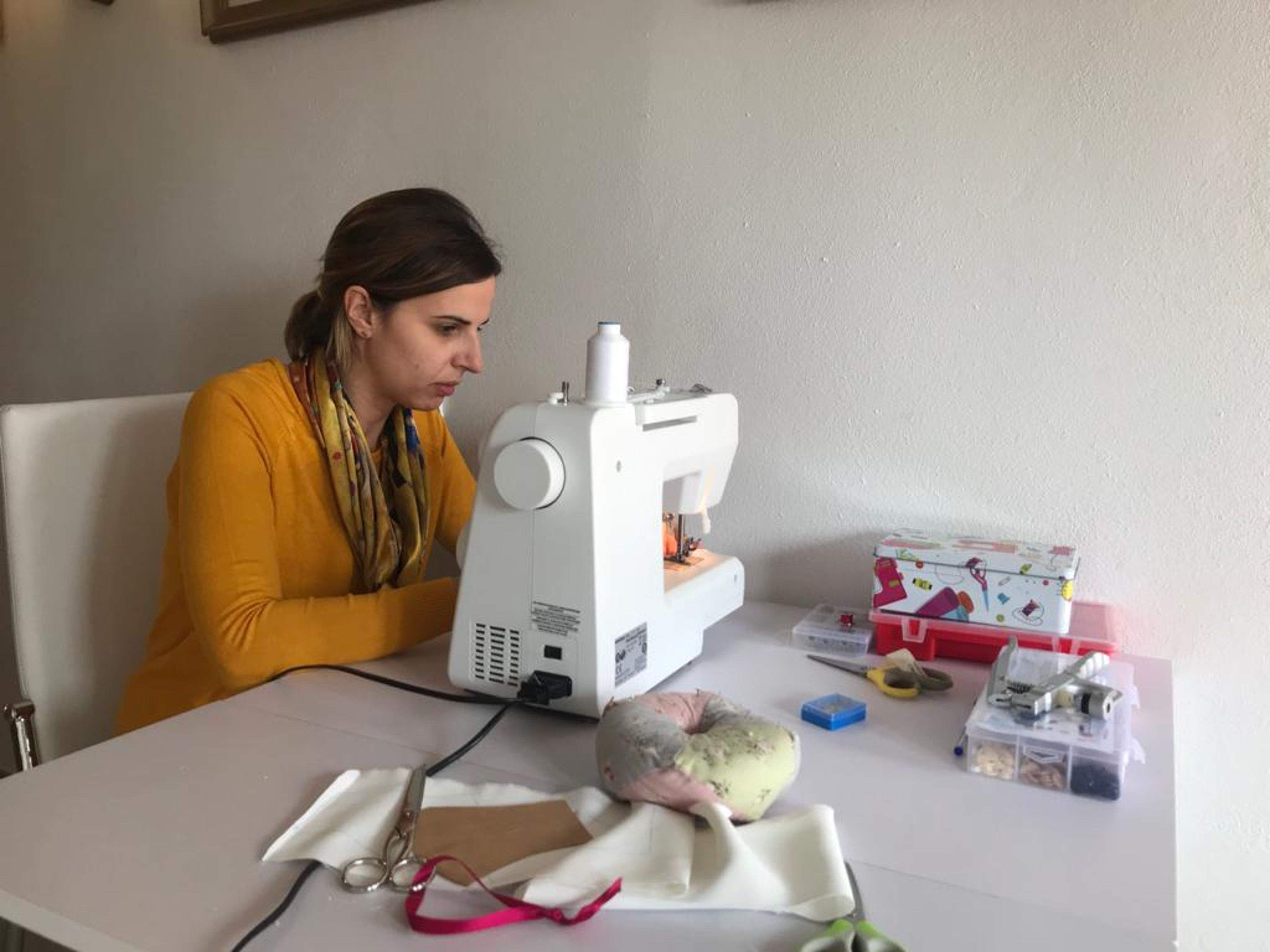 Una de les voluntàries d'Alcanar cosint les teles que els han cedit per confeccionar mascaretes quirúrgiques. FOTO: ACN