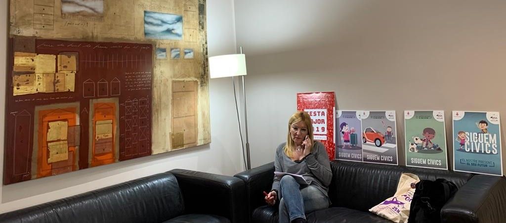 Ana María Martínez al seu despatx durant l’entrevista telefònica. FONT: Cedida Ana María Martínez al seu despatx durant l’entrevista telefònica. FONT: Cedida
