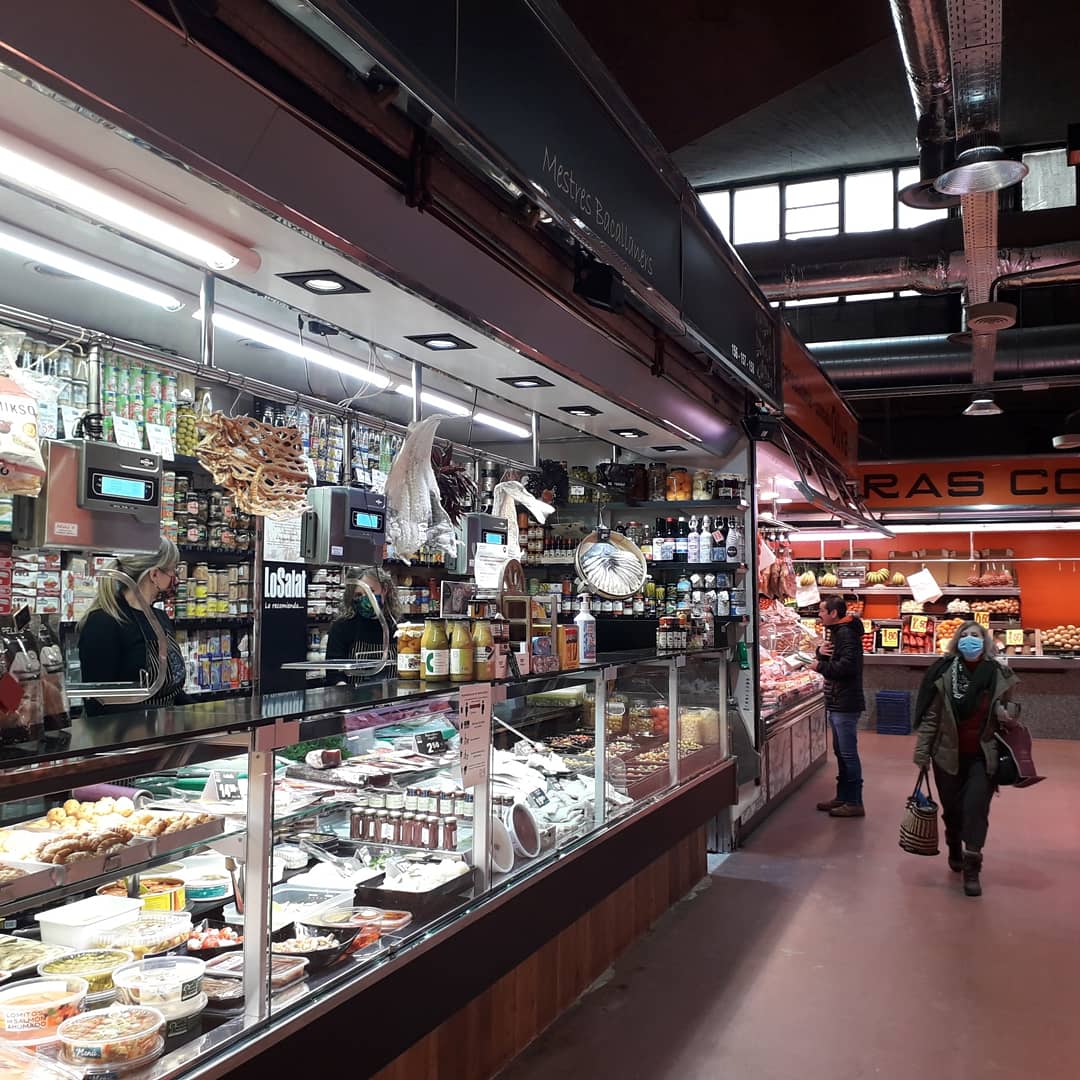 Persones amb mascareta al Mercat municipal de Rubí. FONT: Redacció
