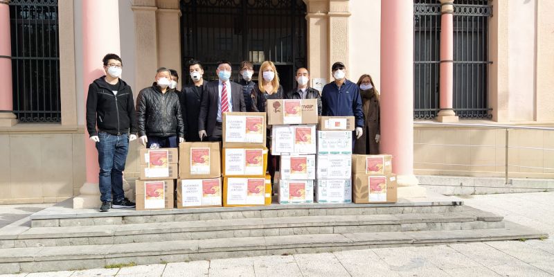 La comunitat xinesa ha donat 8.000 euros en material de prevenció a Rubí. FOTO: Marta Casas