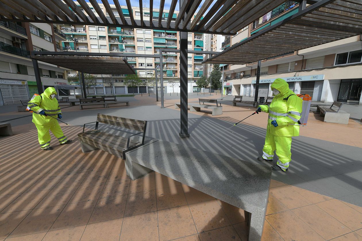 Operaris realitzant tasques de desinfecció. FOTO: Ajuntament de Rubí – Localpres
