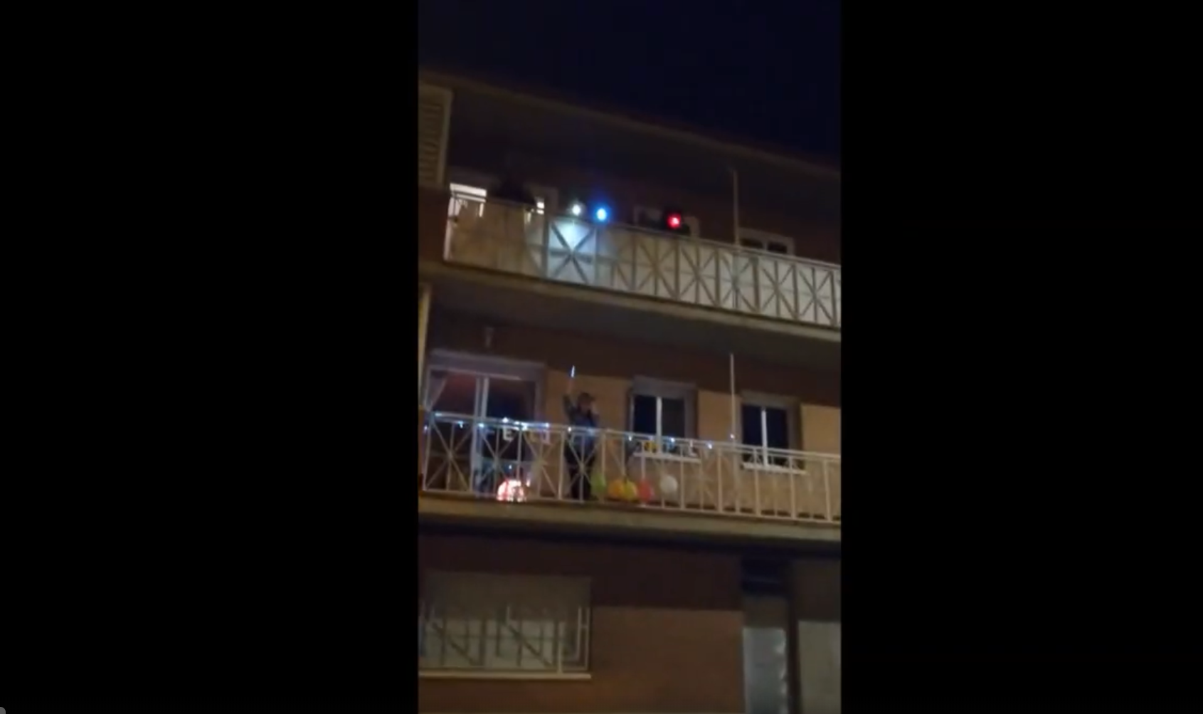 Així celebra un bloc de pisos de Rubí l'aniversari d'una veïna