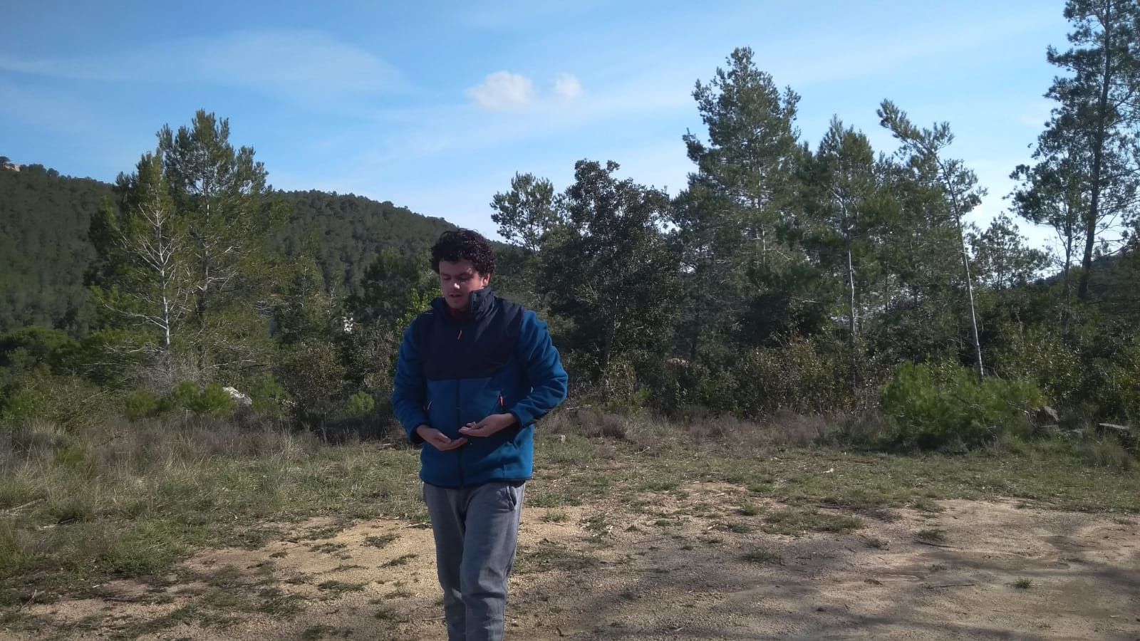 En Gerard, diagnosticat amb Trastorn de l'Espectre Autista (TEA), passejant. FONT: ACN