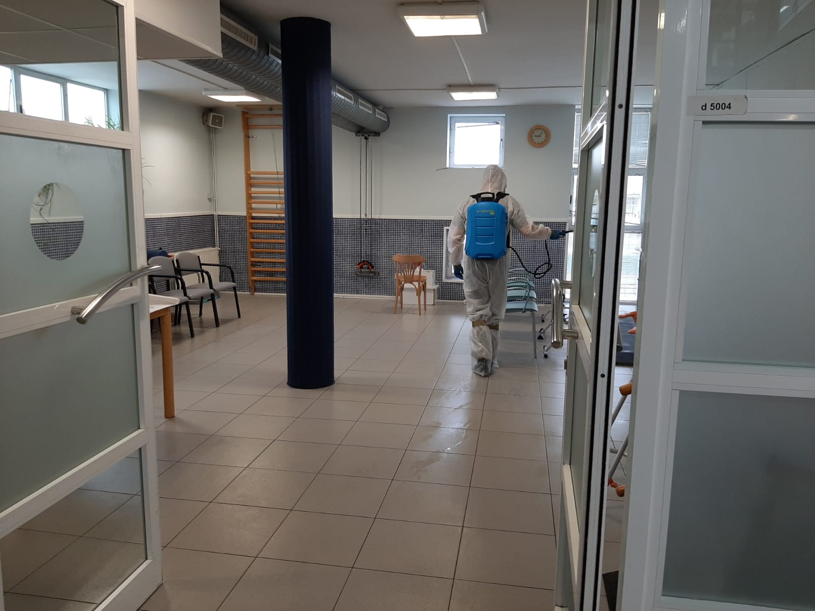 Desinfecció a una residència de gent gran. FOTO: ACN