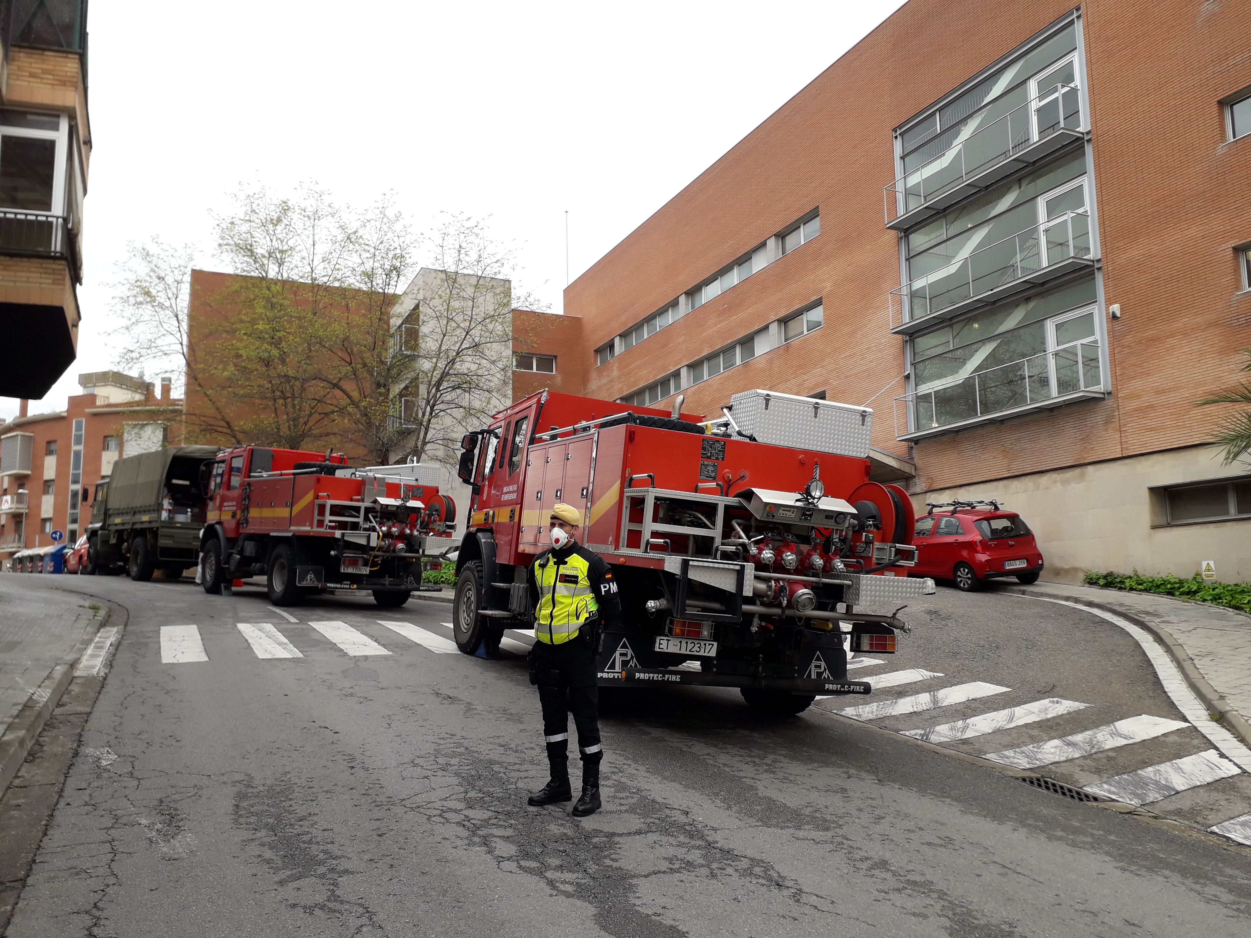 Efectius militars de l'exèrcit van desinfectar les residències de gent gran a Rubí. FOTO: NHS