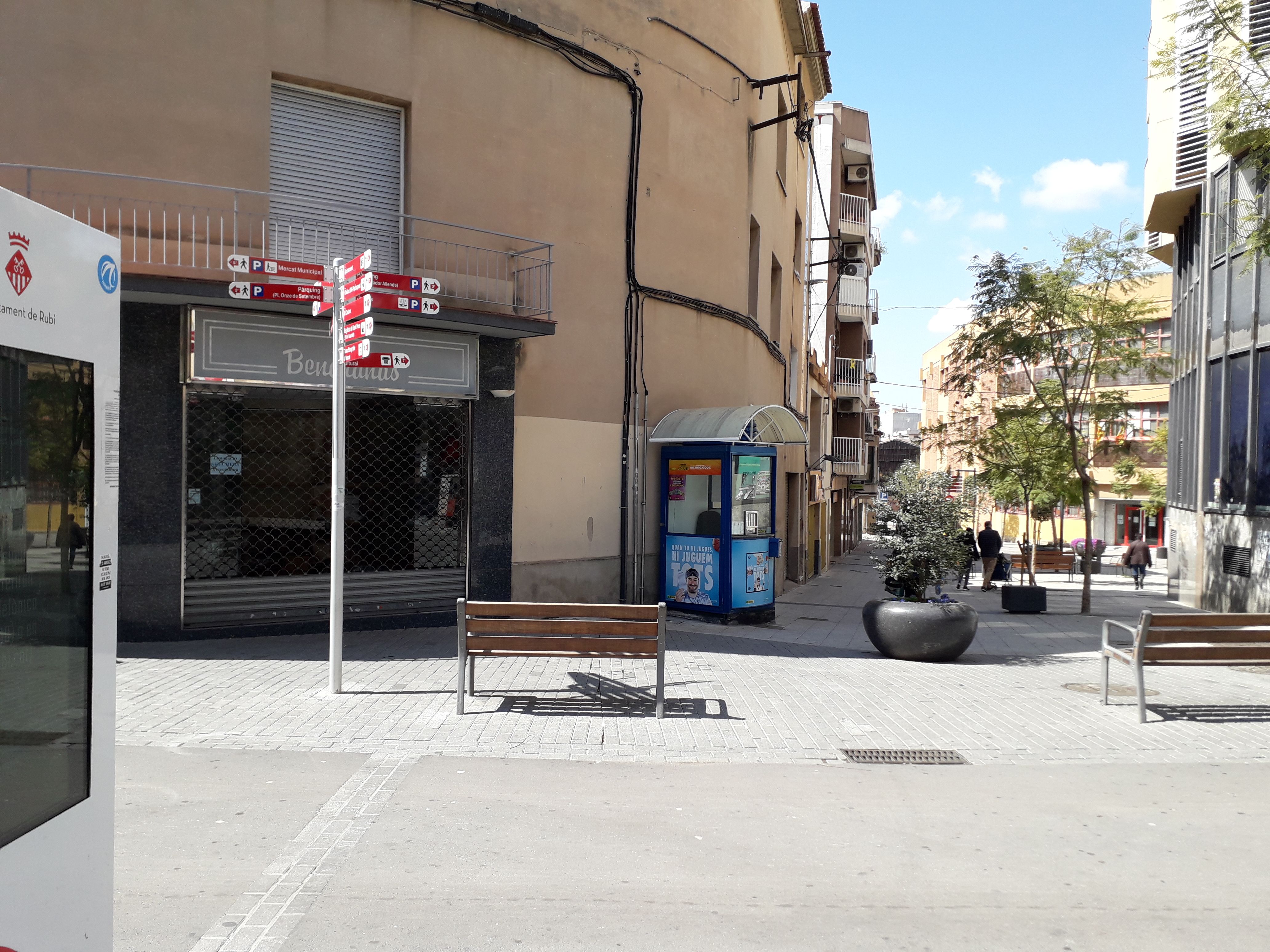 Carrers buits i la majoria de botigues tancades. FOTO: Redacció