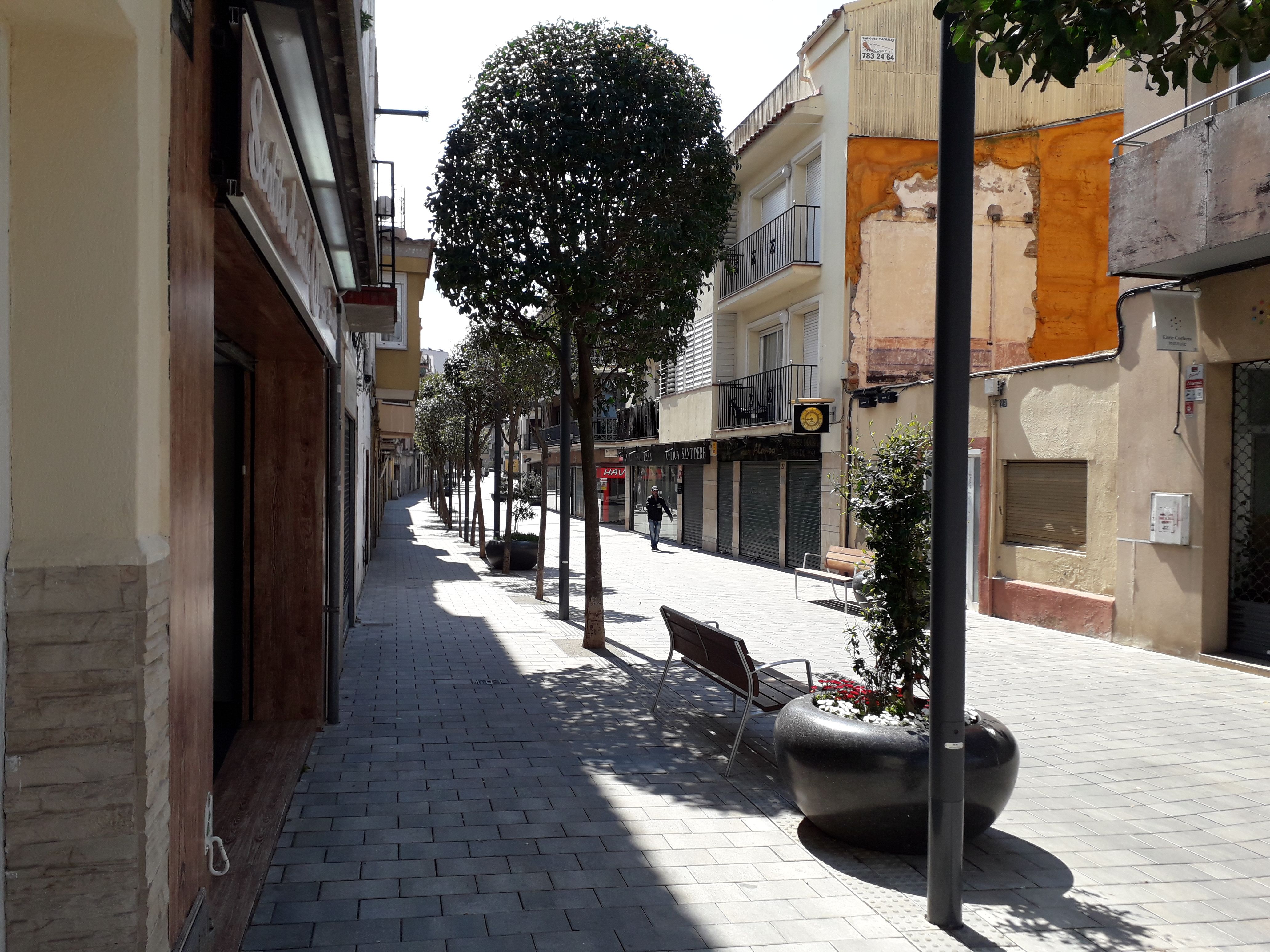 Carrers buits i la majoria de botigues tancades. FOTO: Redacció