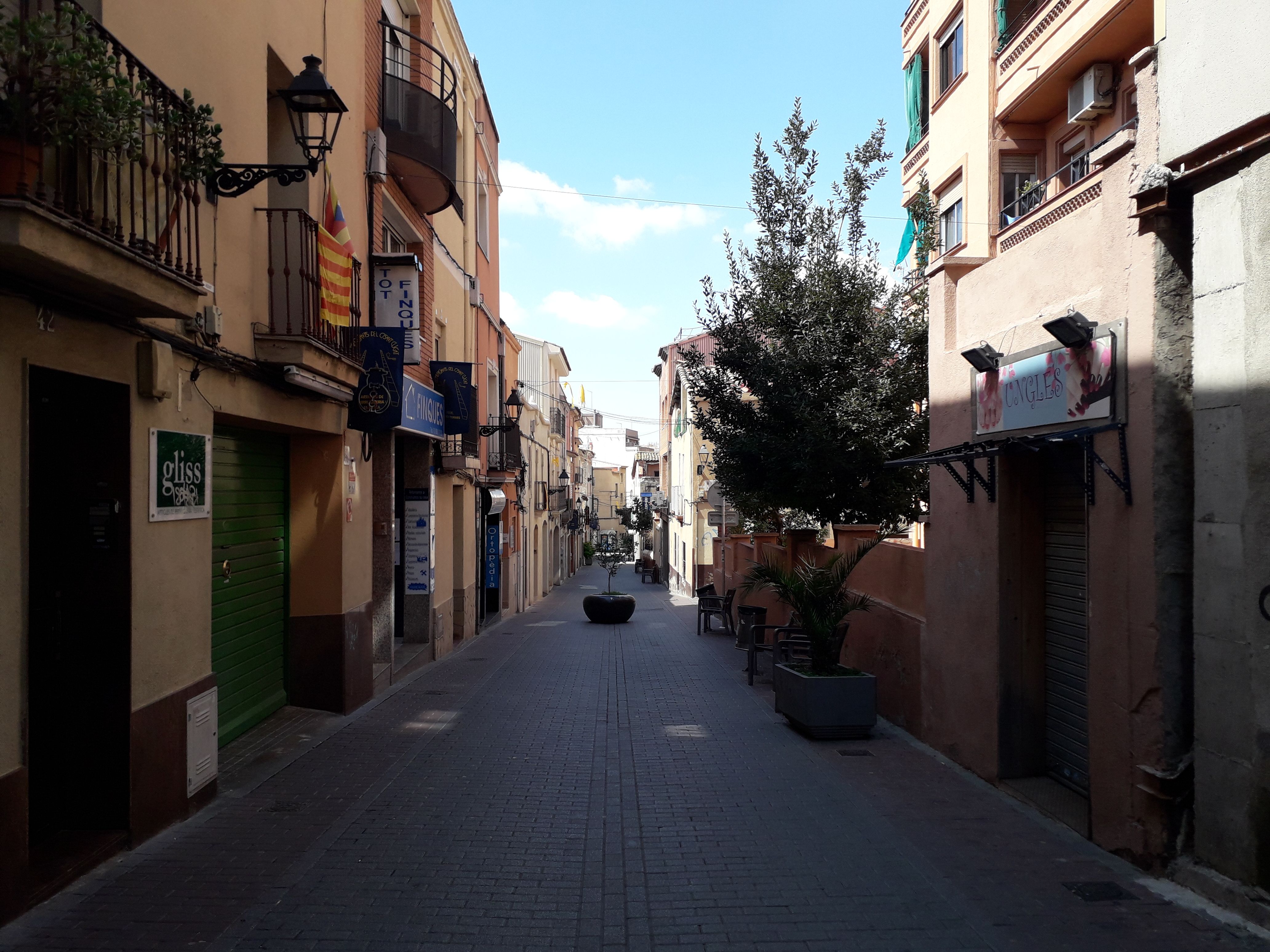 Carrers buits i la majoria de botigues tancades a Rubí. El Govern preveu que el PIB català es desplomi i l'atur arribi fins al 18% a causa del coronavirus. | FOTO: Redacció