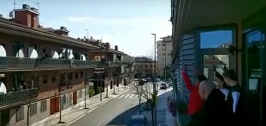 Música i bingo: així s’entretenen els veïns del carrer de les Basses de Rubí