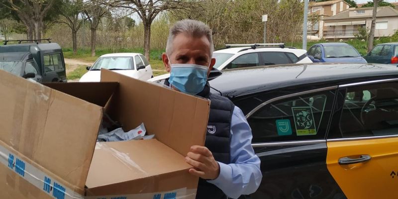 Un taxista recull material de l'empresa rubinenca Robin Hat perquè les persones voluntàries puguin confeccionar mascaretes en una nova mostra de solidaritat. FOTO: Cedida