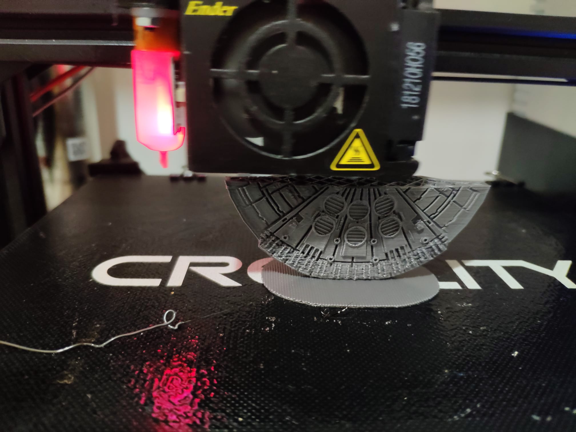 Fabricació de viseres de protecció en 3D. FONT: Cedida