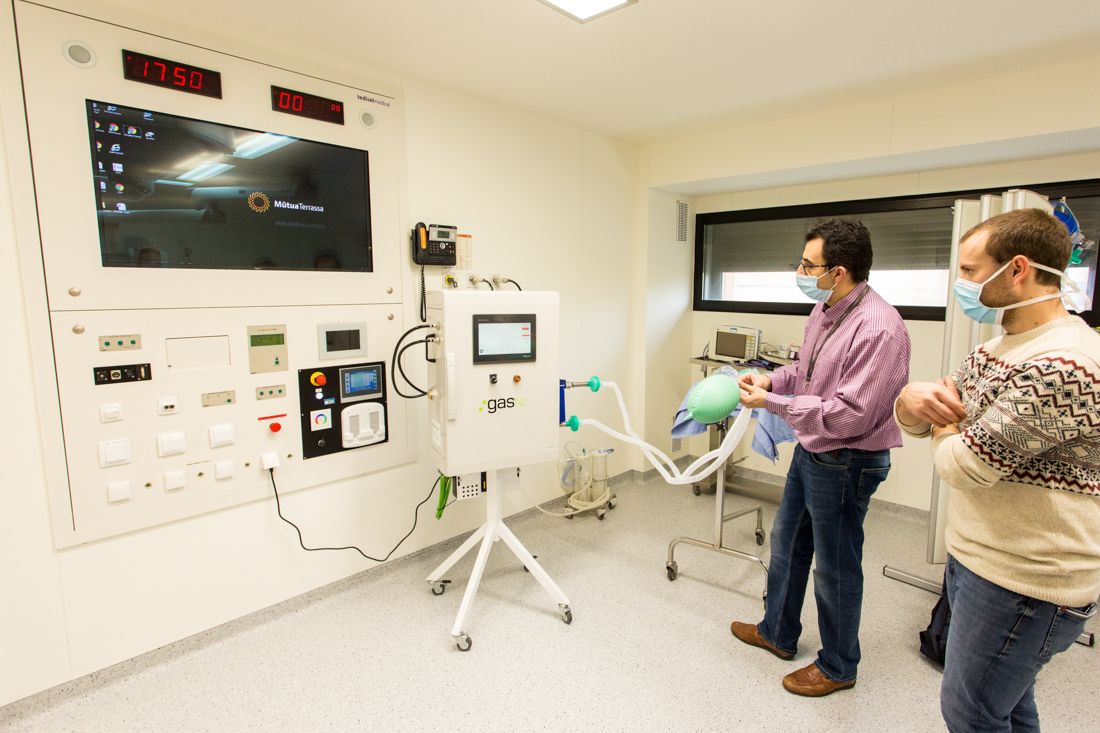 El Dr. Josep Trenado, cap servei medicina intensiva, amb un dels nous respiradors GasN2. FOTO: MútuaTerrassa 