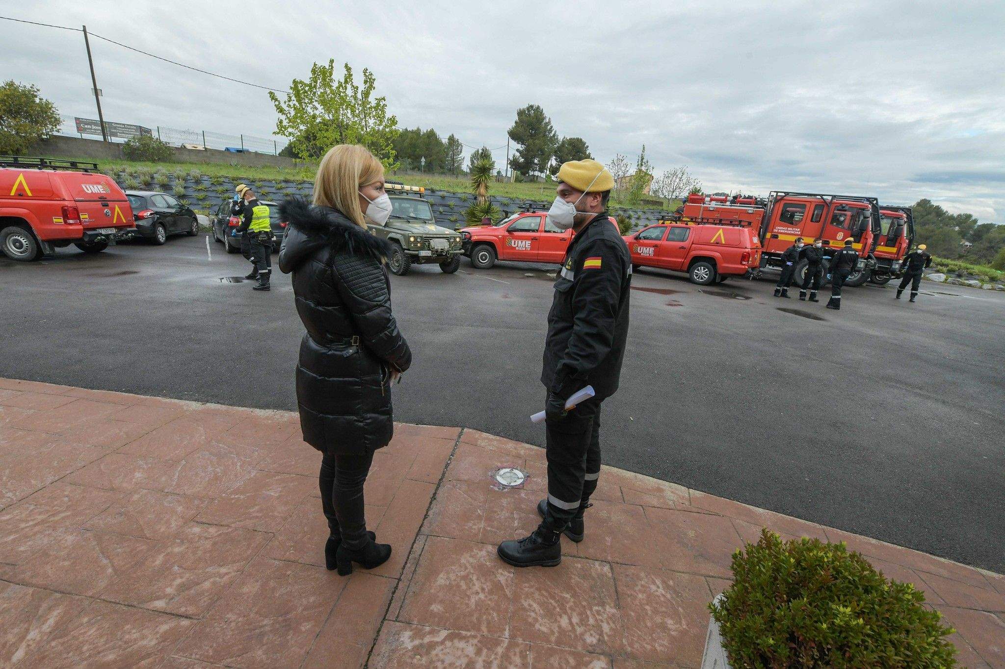 Ana María Martínez amb un dels efectius de la UME a la residència Contxita Valls de Rubí. FONT: Ajuntament de Rubí-Localpress