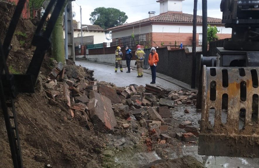 El mur de contenció caigut ha tallat el carrer. FONT: Cedida El mur de contenció caigut ha tallat el carrer. FONT: Cedida