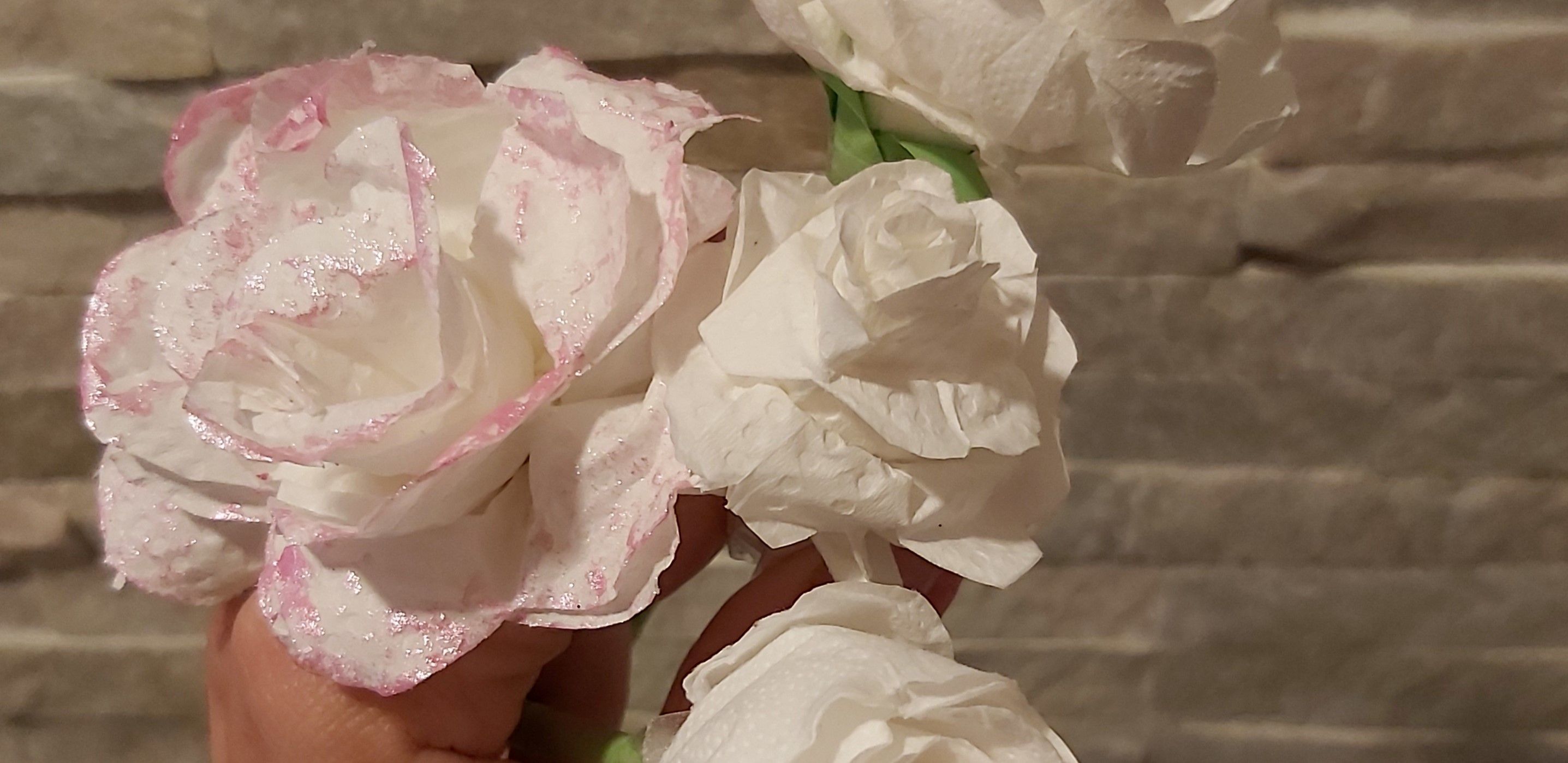 Taller per crear roses manuals per Sant Jordi. FONT: Copymat