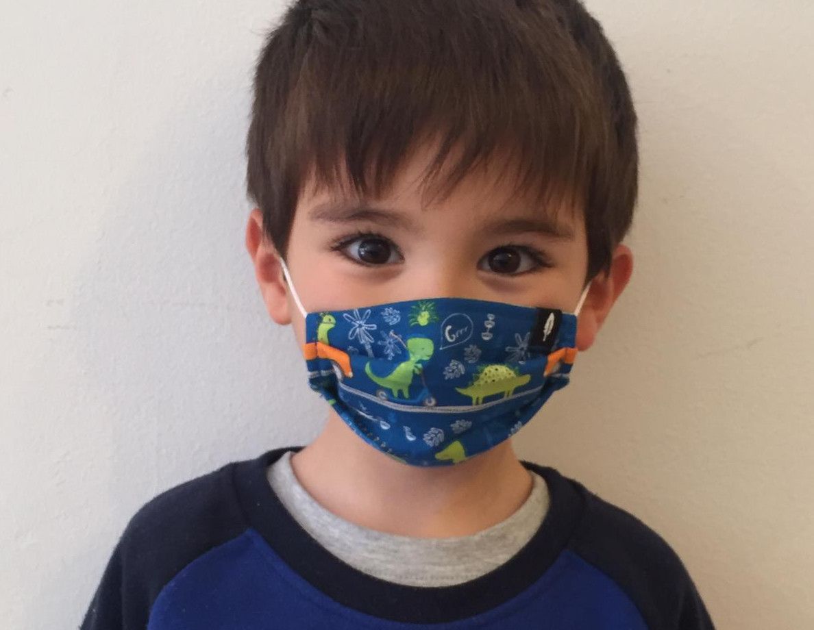 Nen portant una de les mascaretes infantils que ha confeccionat Robin Hat. FOTO: ACN