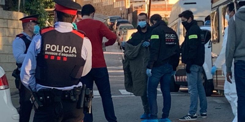 Moment que la policia científica inspeccionava la caravana de l'acusat d'assassinat. FOTO: Àgata Guinó