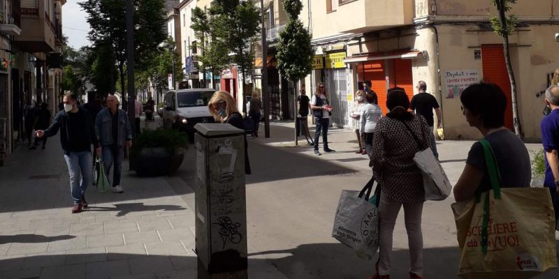 El carrer Major de Rubí el primer dia per fer esport i sortir a passejar. FOTO: Jan Canalis El carrer Major de Rubí el primer dia per fer esport i sortir a passejar. FOTO: Jan Canalis