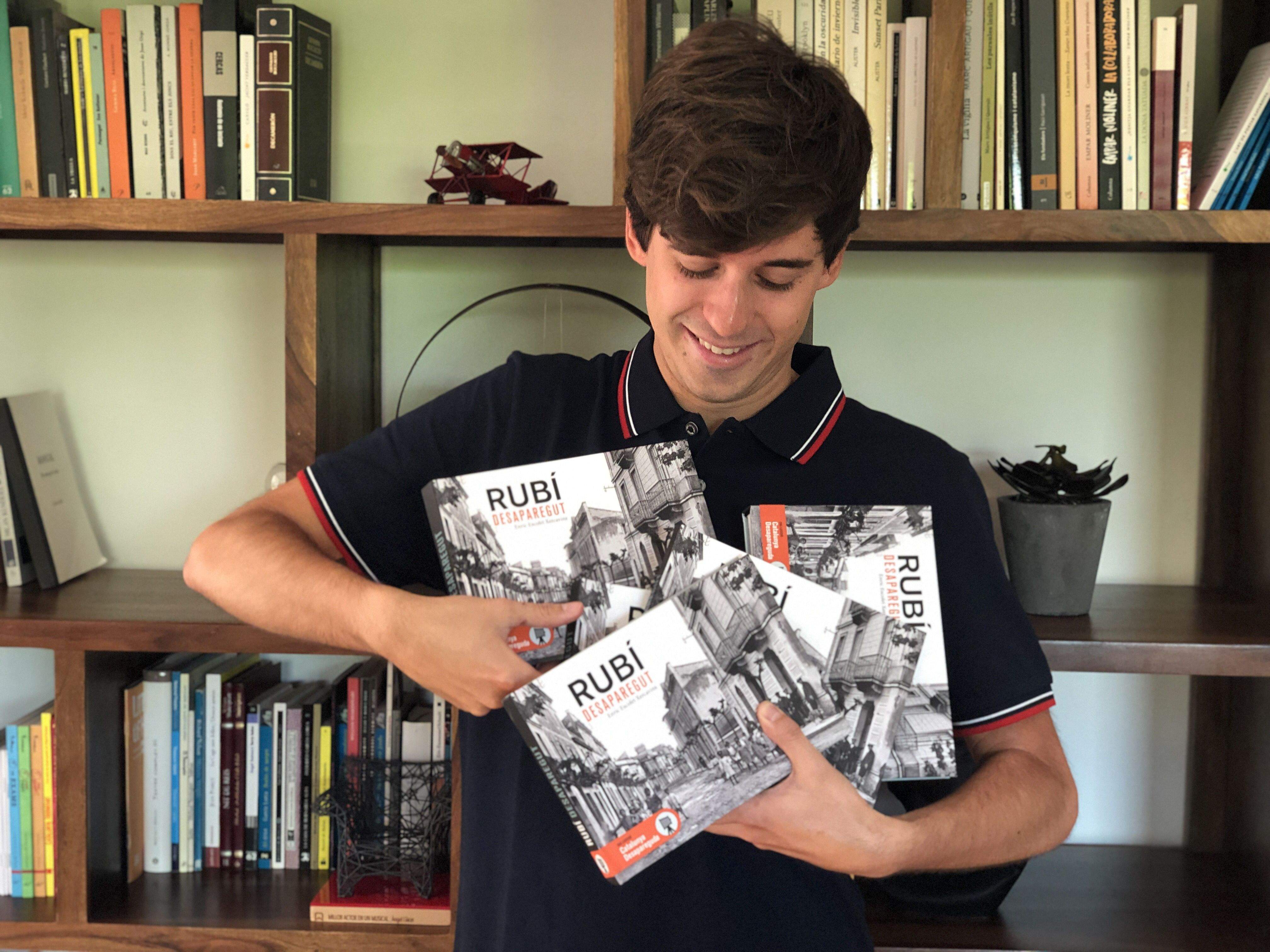 El rubinenc Enric Escofet amb exemplars del llibre 'Rubí desaparegut'. FONT: Cedida