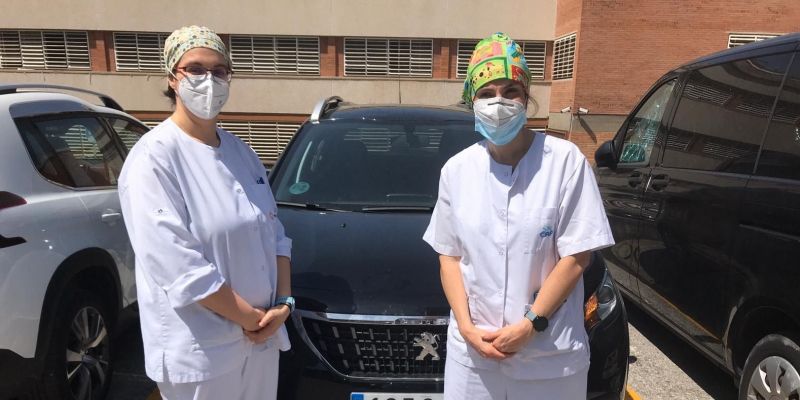 La Yolanda Mesalles amb la seva companya, Carme Monge, amb el vehicle que utilitzen per fer l’atenció a domicili. FOTO: Cedida