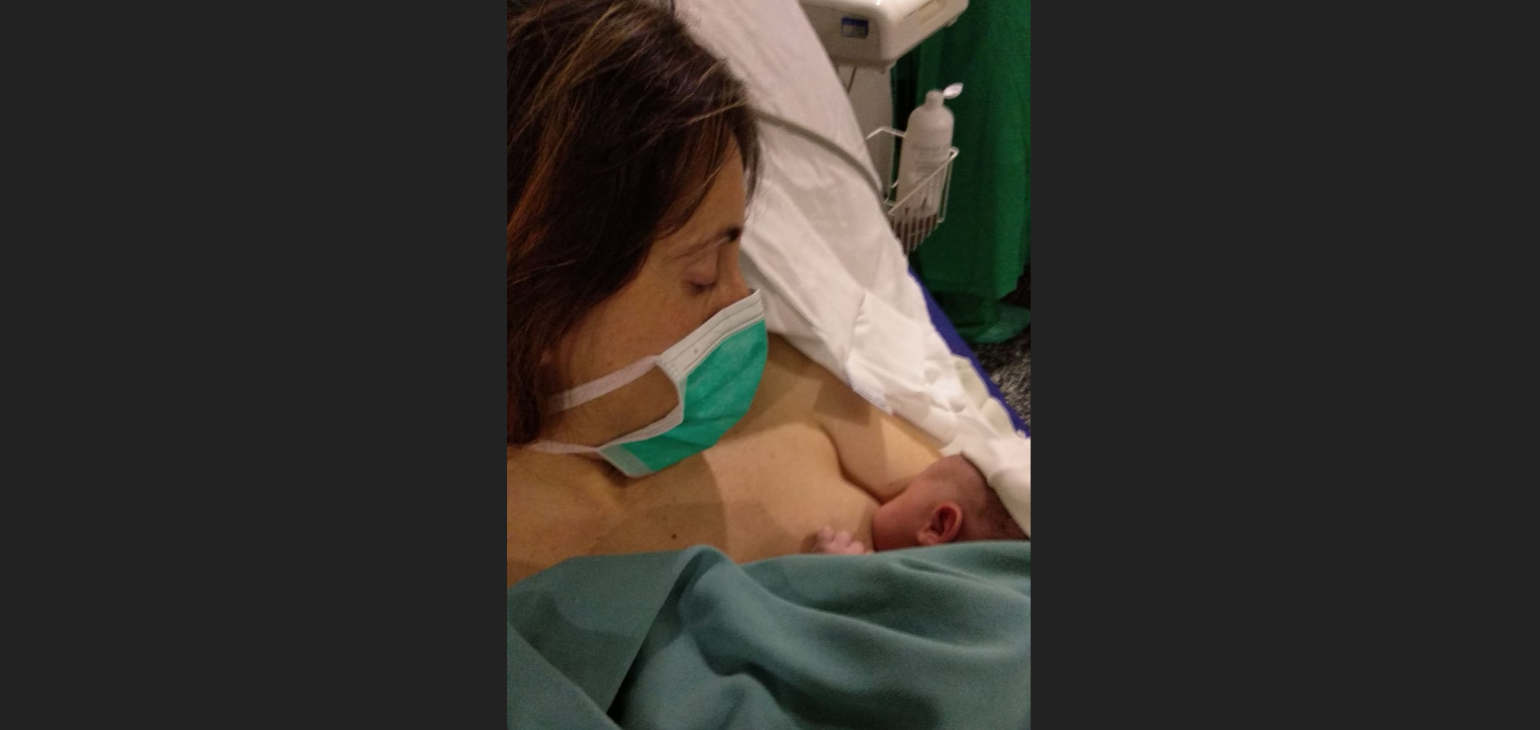 La Miriam i l'Emma a la sala de parts de l'Hospital Universitari Mútua Terrassa. FOTO: Cedida