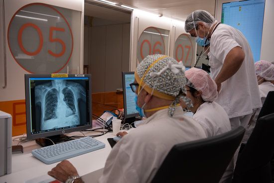 El personal sanitari demana transformar els aplaudiments en compromís social. FOTO: ACN El personal sanitari demana transformar els aplaudiments en compromís social. FOTO: ACN
