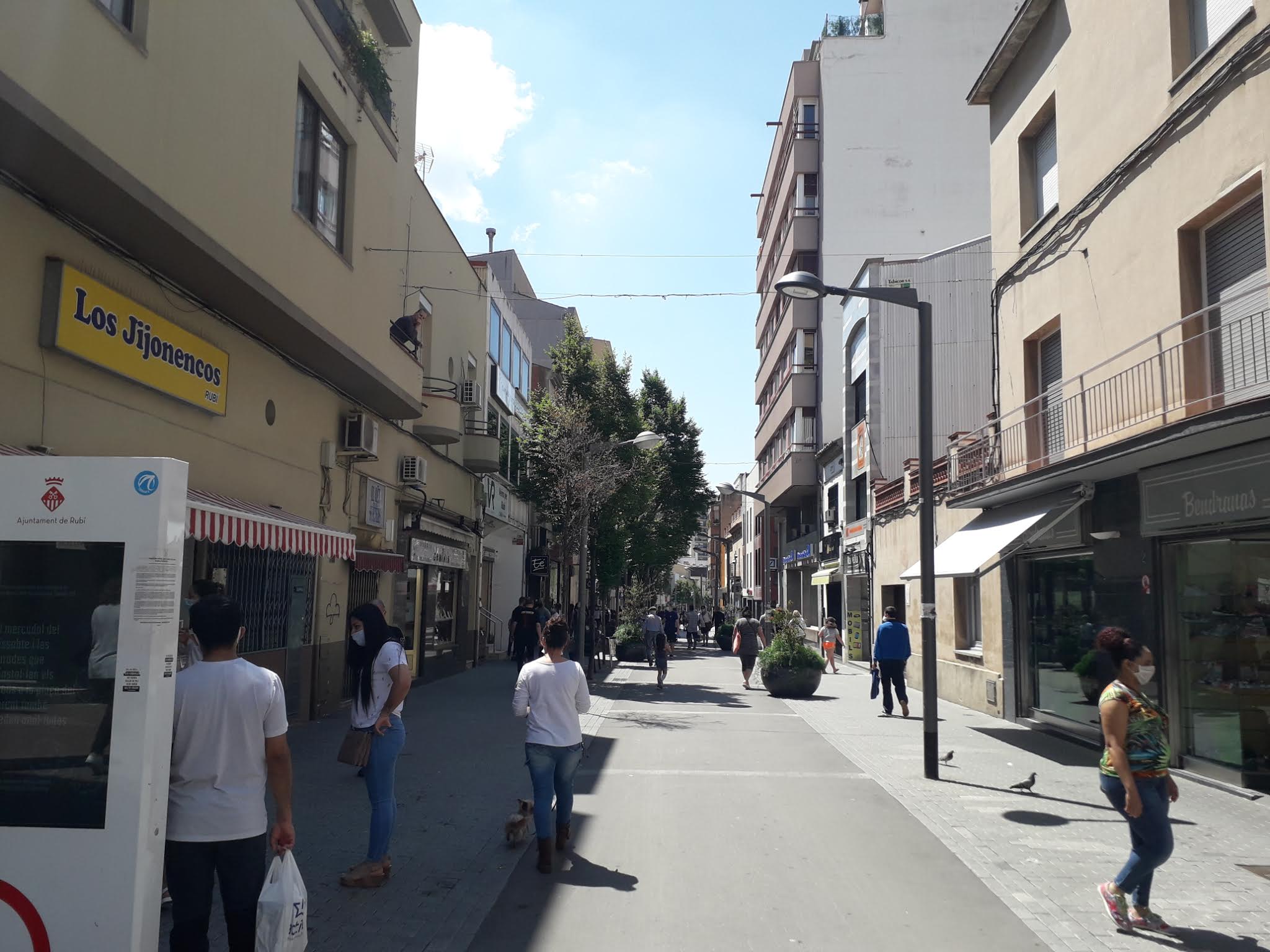 Persones amb mascareta per la via pública en la fase 0,5 de Rubí. FOTO: N. Hueso