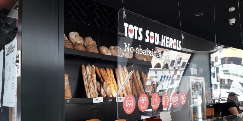 Pantalla de protecció amb indicacions per protegir-se dels contagis en un forn de Rubí. FOTO: N. Hueso