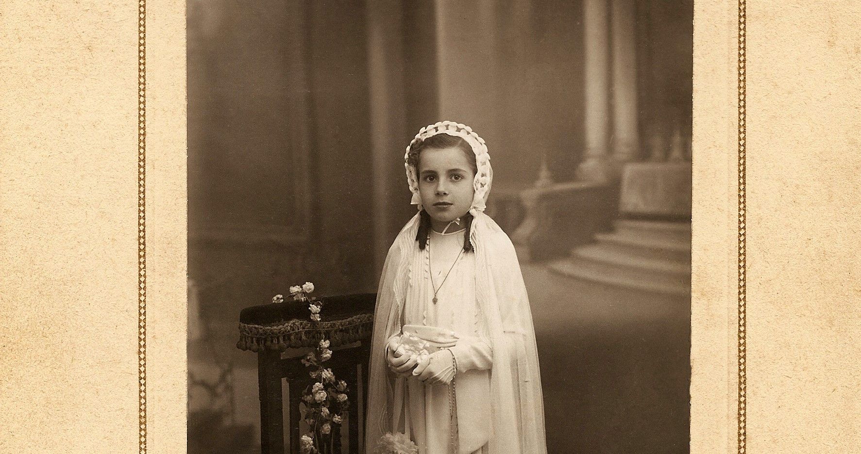 Retrat de primera comunió de Joana Soteras al conegut estudi fotogràfic Vilardell.  FONT: Enric Escofet i Xerca