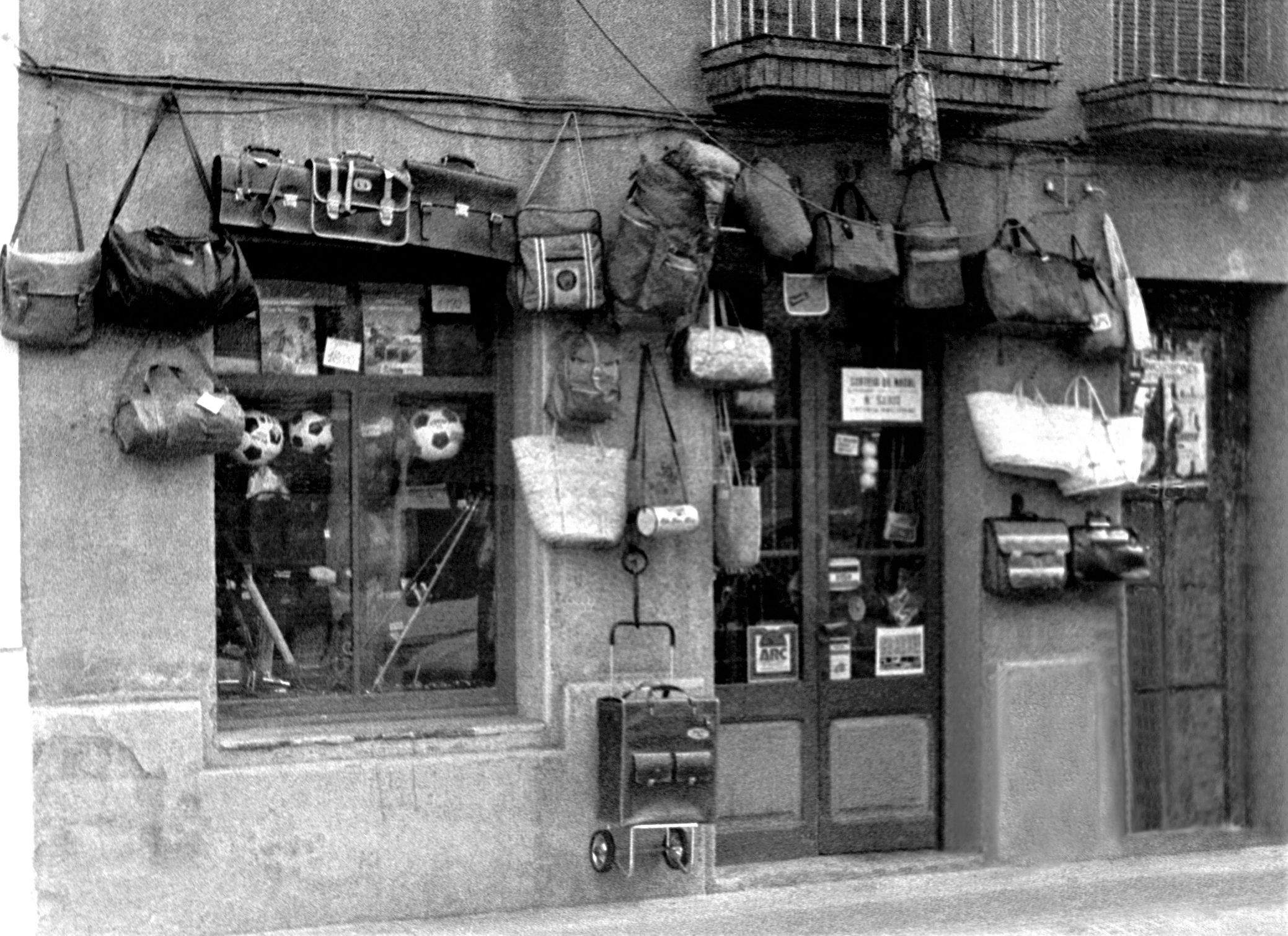 Façana de la botiga de Cal Martori, en el 1980. Fons Marroyo