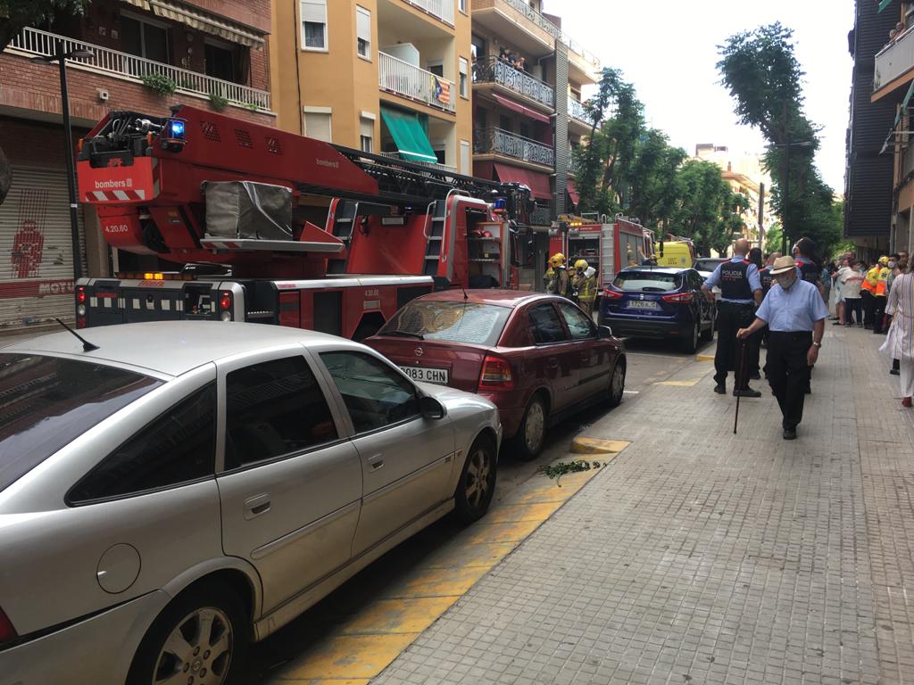 Fins al lloc de l'incendi es van desplaçar sis dotacions de Bombers, una ambulància i Policia local. FOTO: Cedida