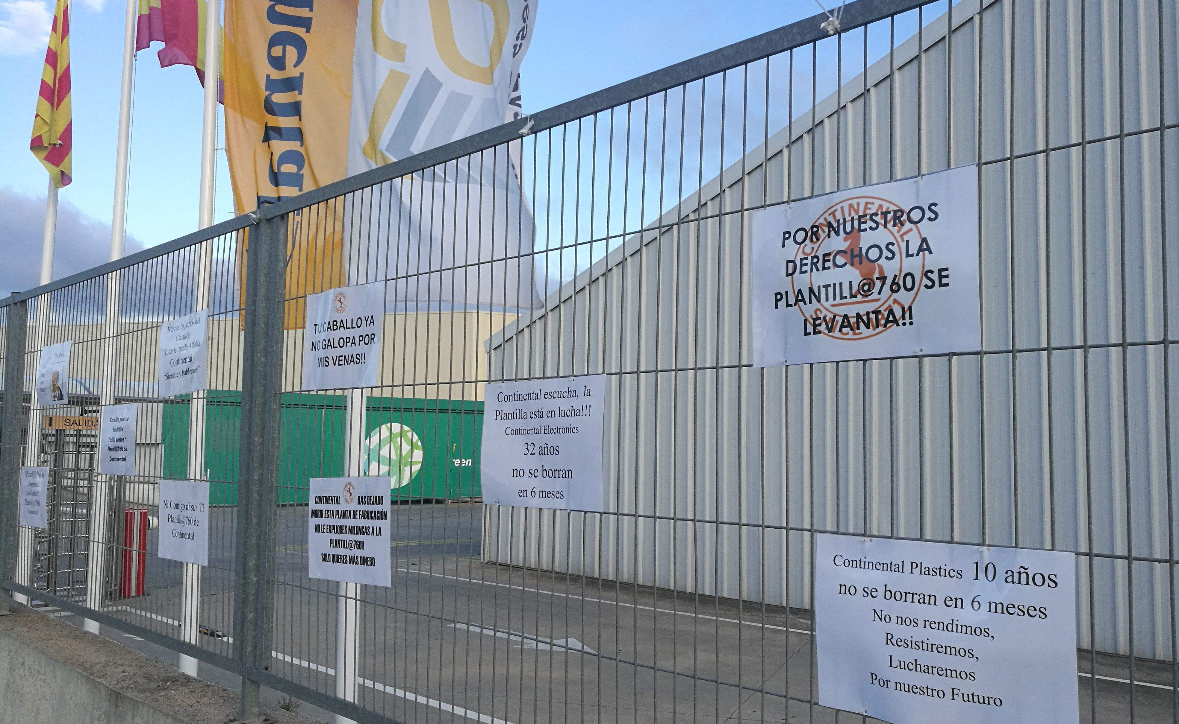 Cartells reivindicatius en una de les plantes de Continental a Rubí. FOTO: Redacció