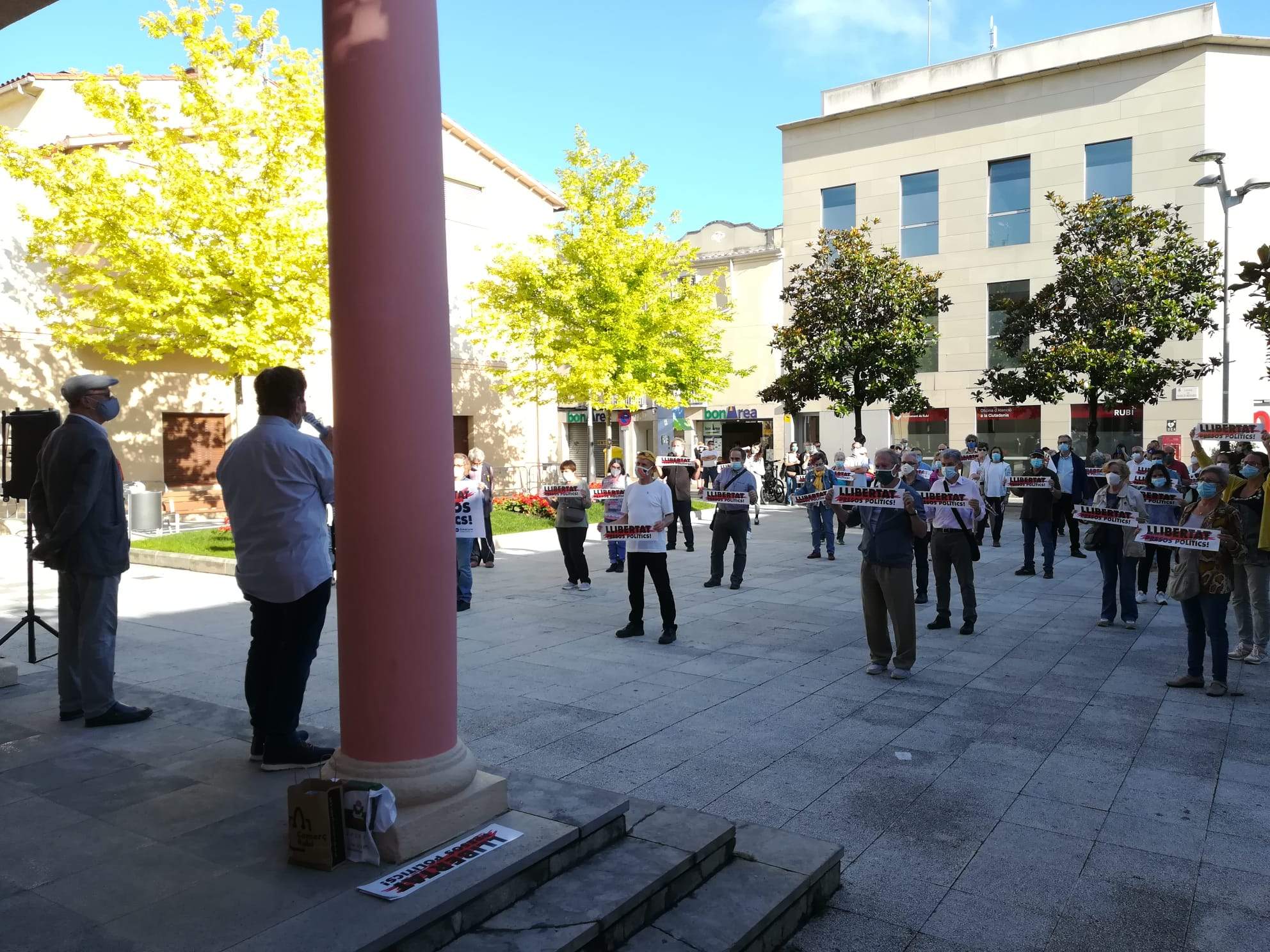 Manifestació per la llibertat dels presos polítics a la plaça de l'Ajuntament. FOTO: Cedida Manifestació per la llibertat dels presos polítics a la plaça de l'Ajuntament. FOTO: Cedida