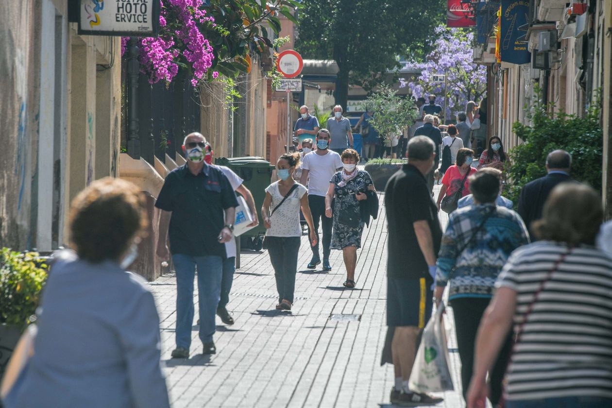 Persones amb mascareta per Rubí. FOTO: Ajuntament de Rubí- Localpres